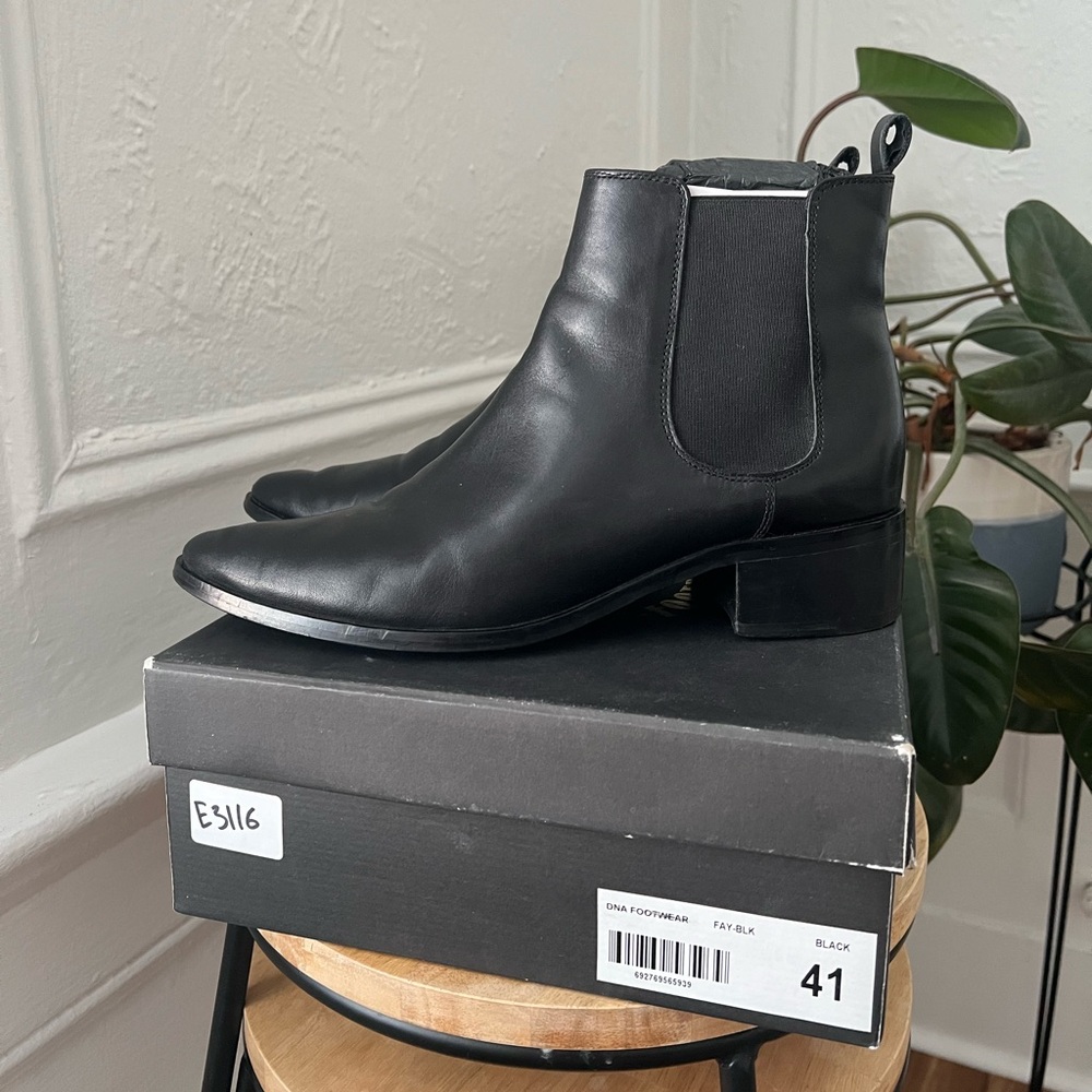 DNA Footwear Black Leather Ankle Boots - Size 41